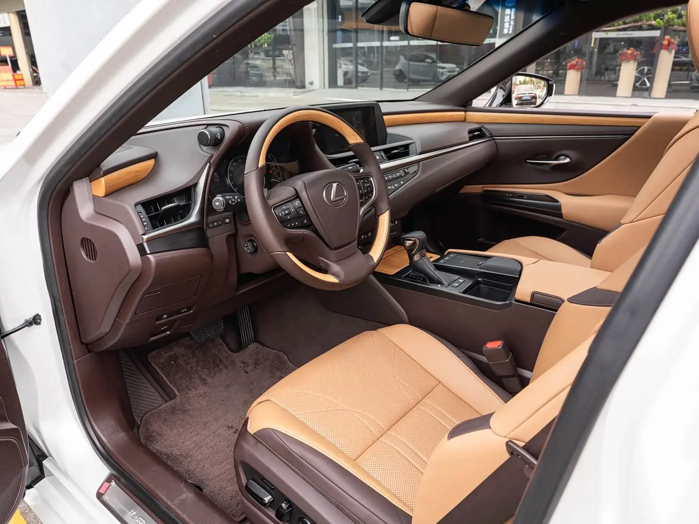 Lexus ES 2021 — Photo 9/20