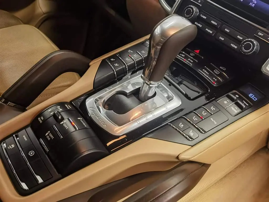 Porsche Cayenne 2018 — Şəkil 17/19