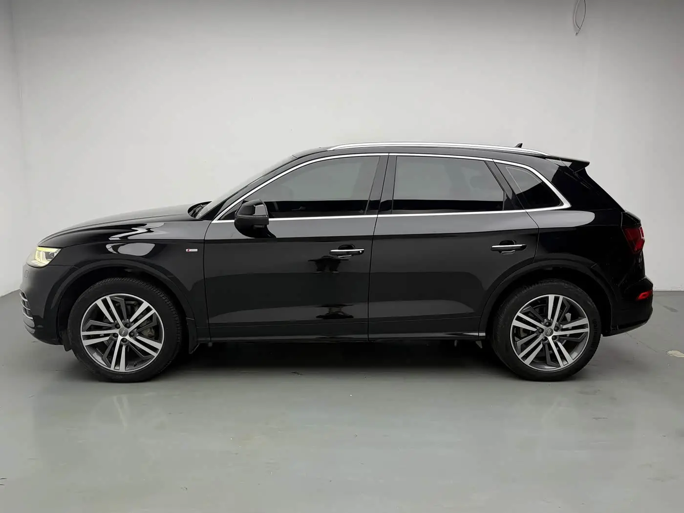 Audi Q5L 2019 — Фото 3/9