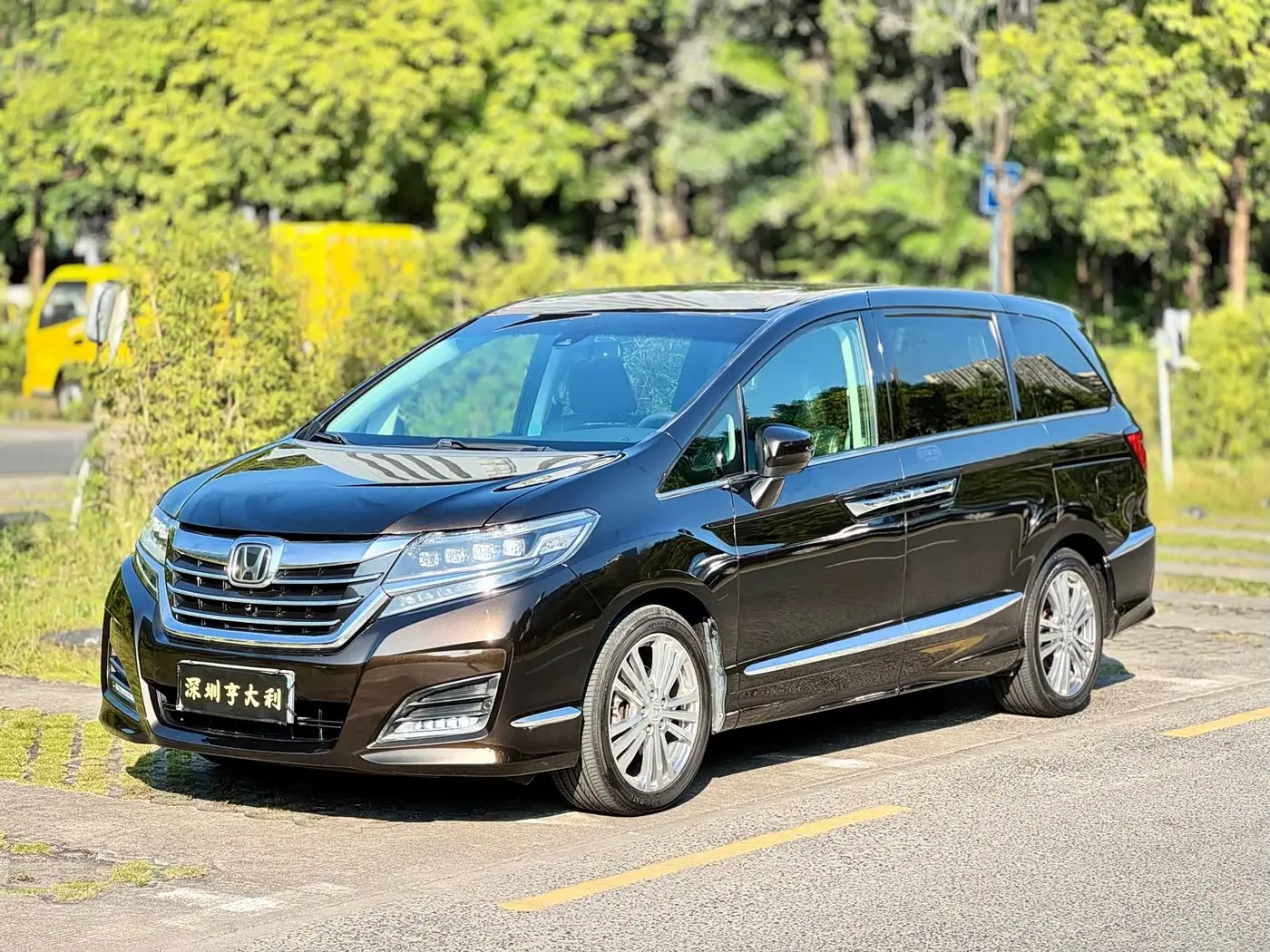 Honda Elysion 2016 — Photo 1/20