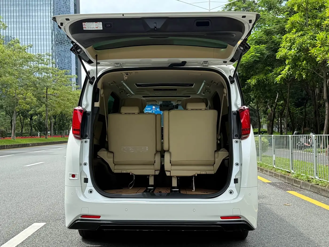 Toyota Alphard 2020 — Photo 20/20