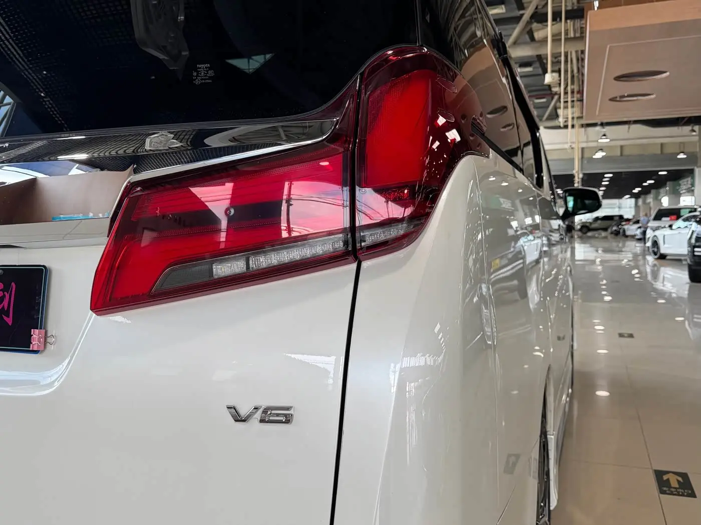 Toyota Alphard 2018 — Photo 10/20