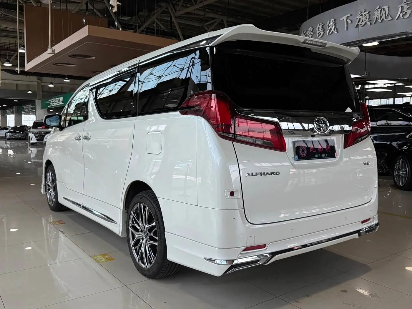 Toyota Alphard 2018 — Photo 7/20