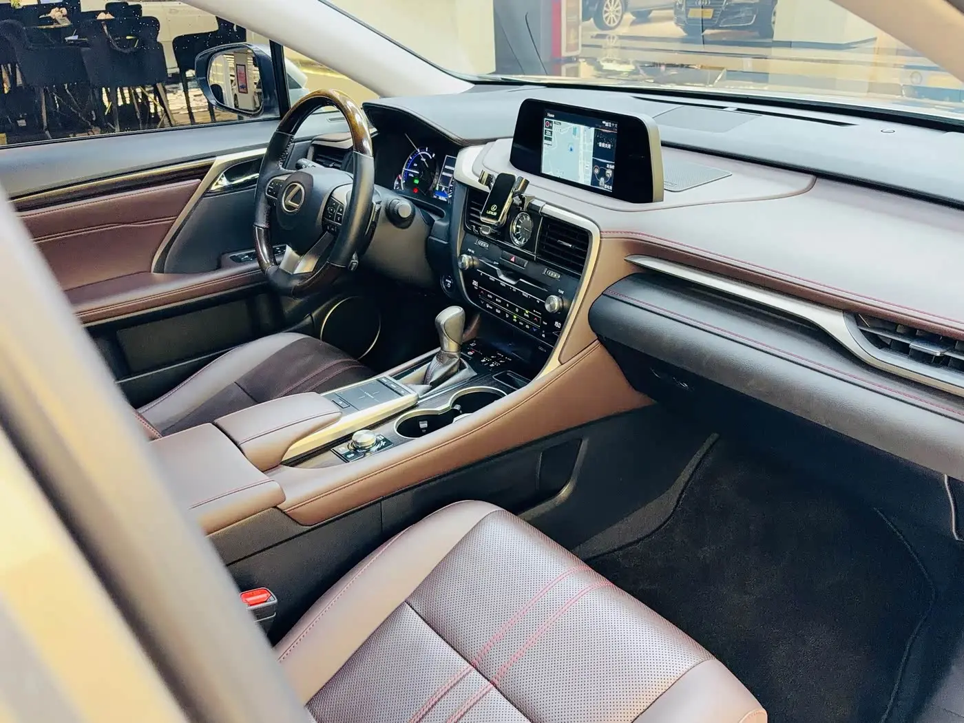 Lexus RX 2019 — Photo 16/20