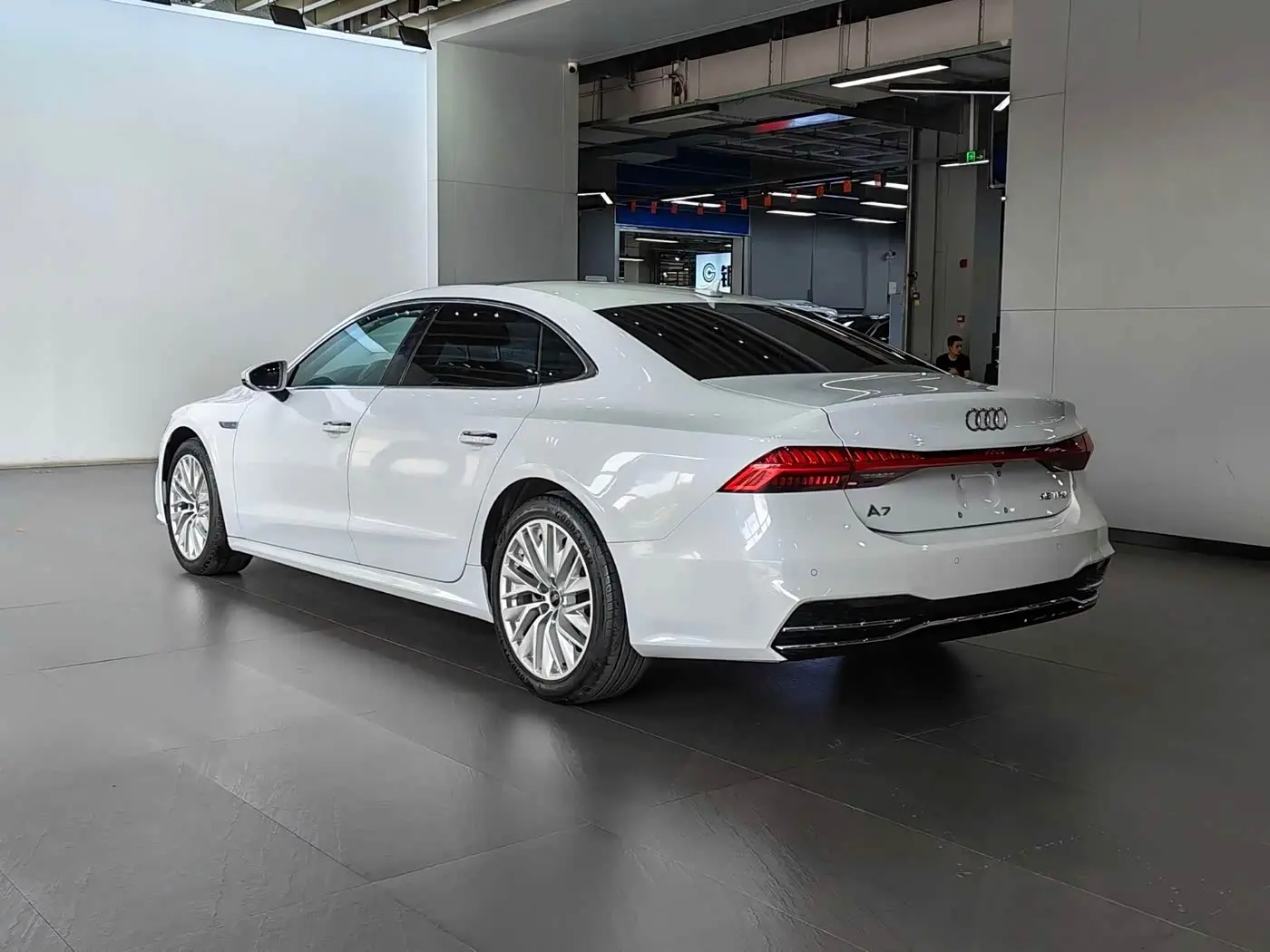 Audi A7L 2023 — ფოტო 19/20