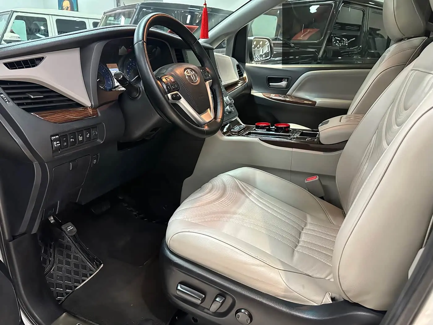 Toyota Sienna 2017 — Şəkil 6/18