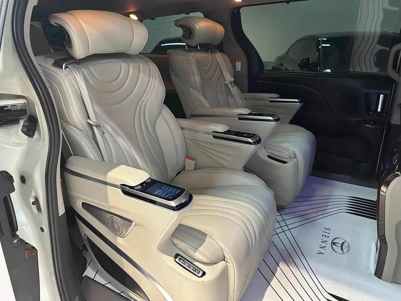 Toyota Sienna 2017 — Şəkil 10/18