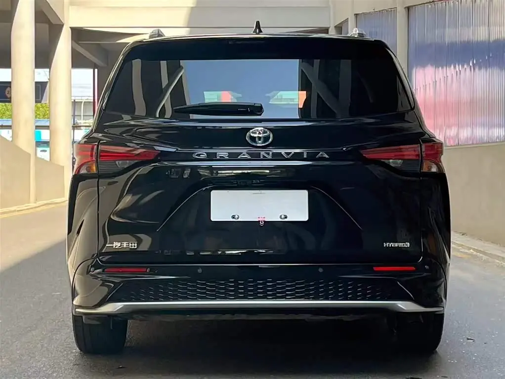 Toyota Granvia 2024 — Photo 4/14