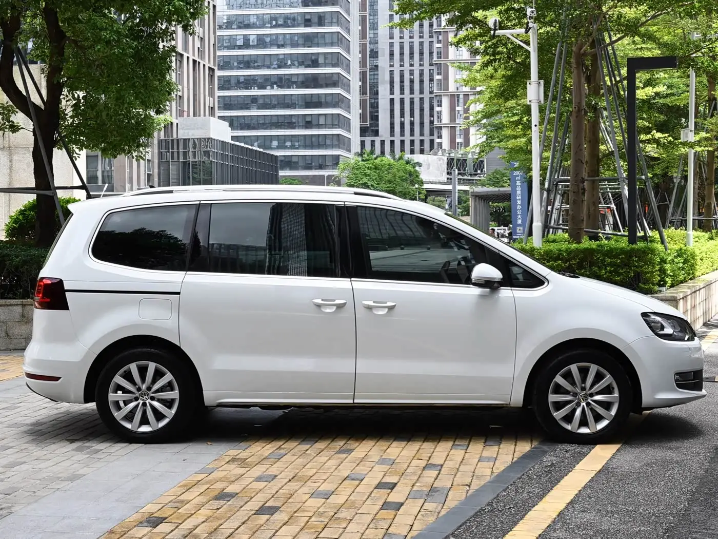 Volkswagen Sharan 2018 — Фото 6/20