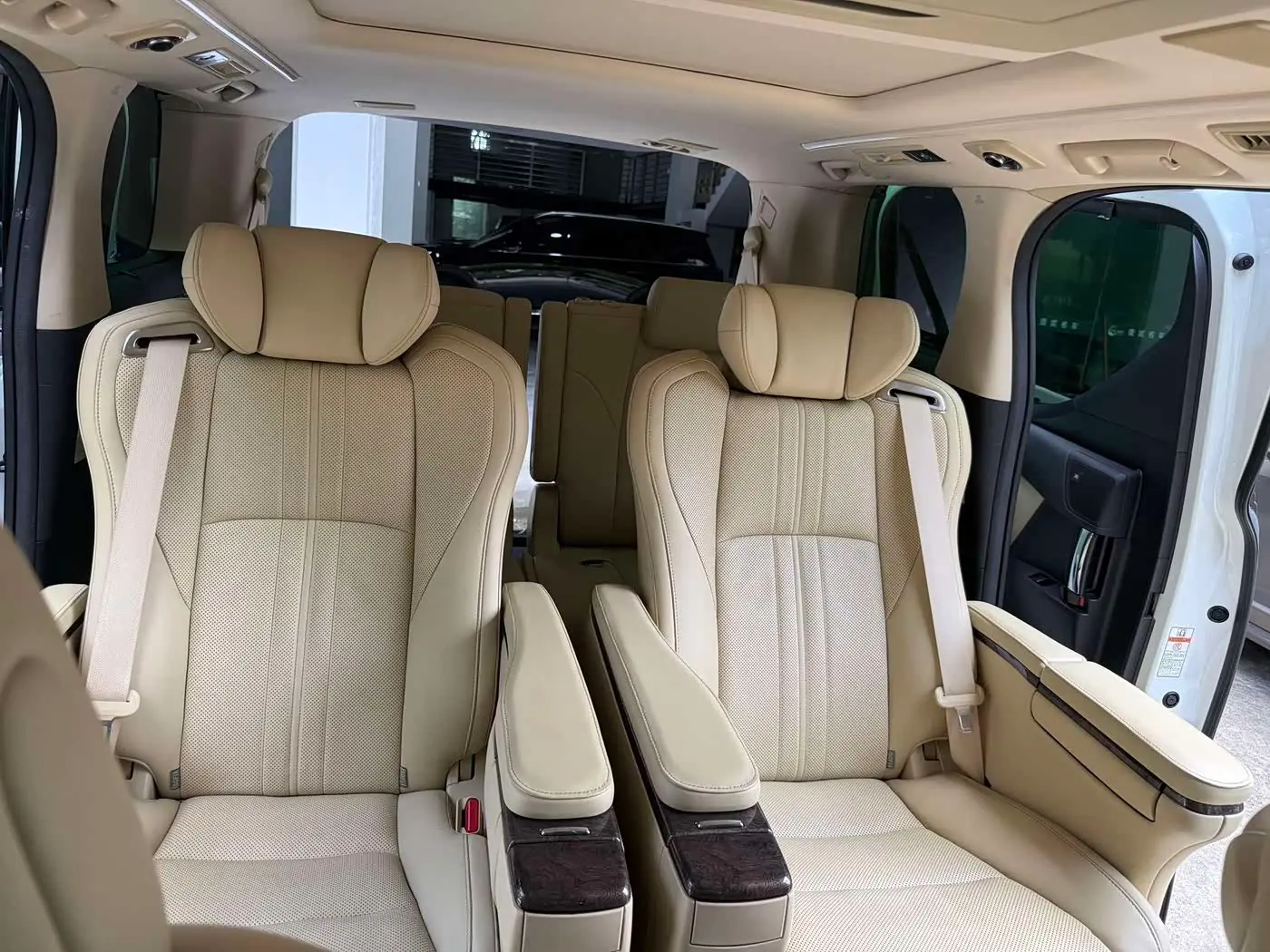 Toyota Alphard 2022 — Photo 13/18