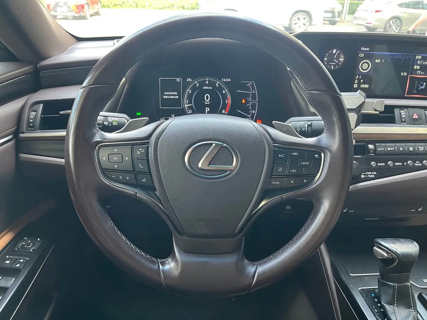 Lexus ES 2019 — Photo 16/17