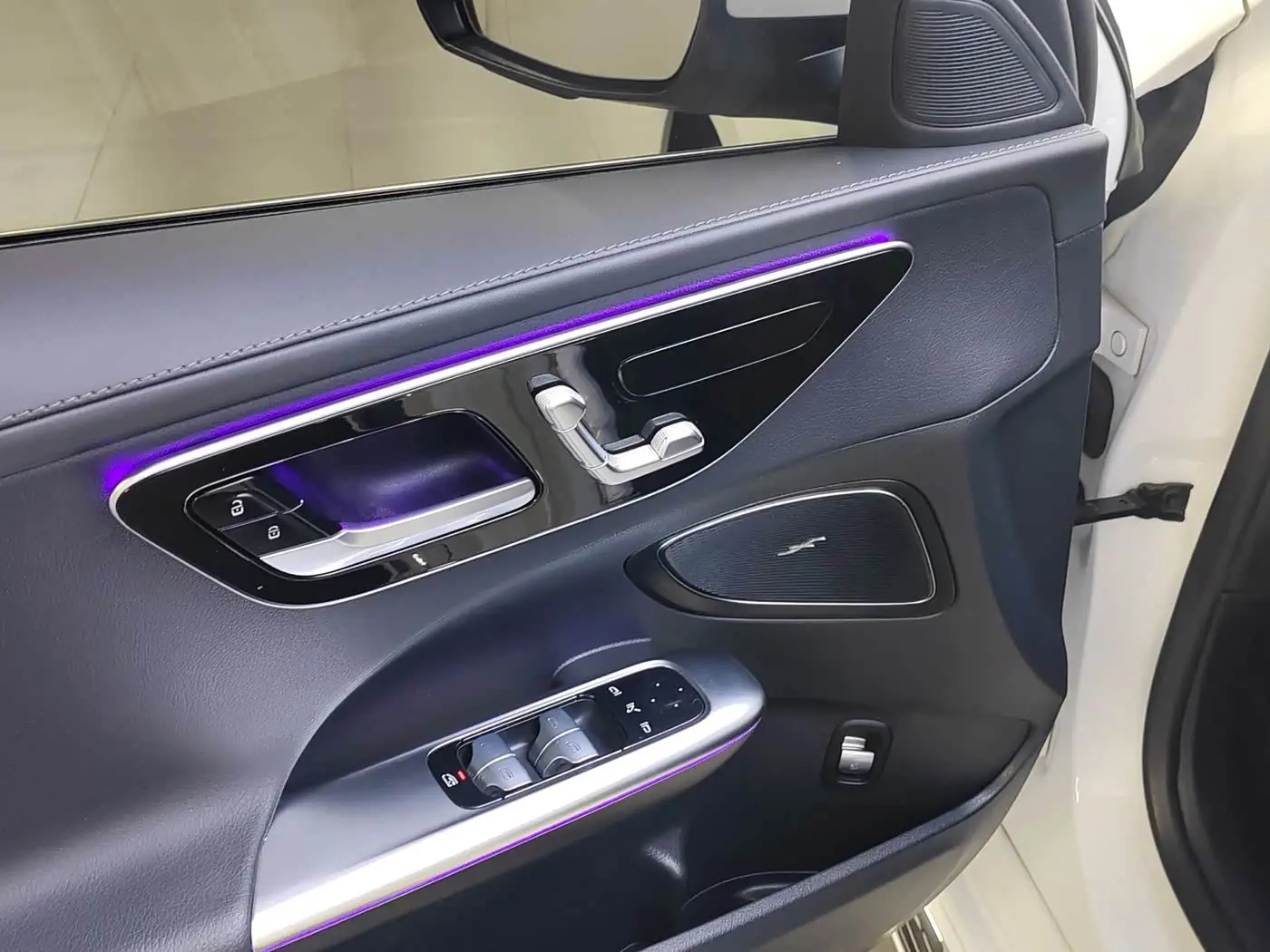 Mercedes-Benz C-Class 2024 — Photo 7/20