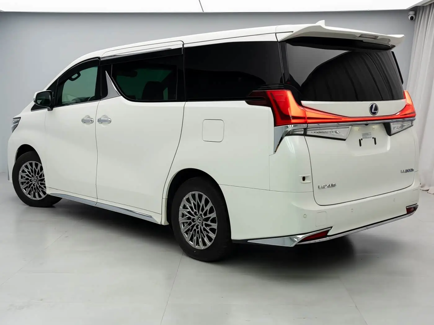 Lexus LM 2021 — Photo 17/19
