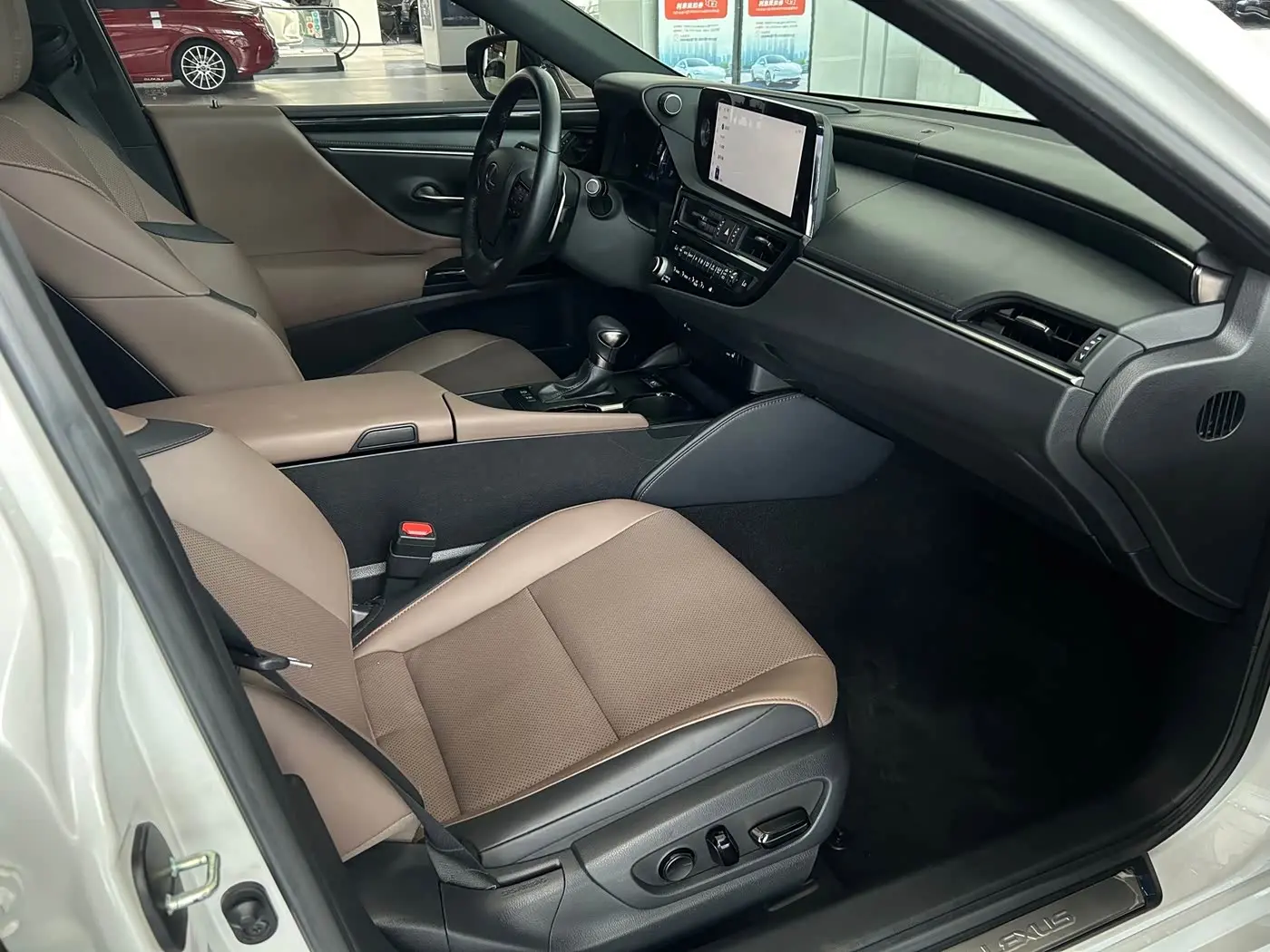 Lexus ES 2023 — Photo 7/20