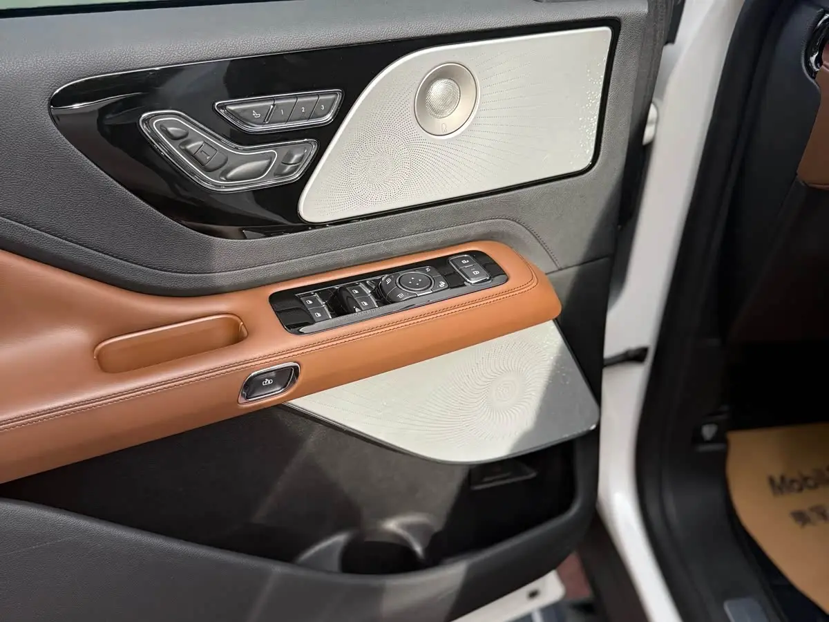 Lincoln Aviator 2021 — Photo 13/19
