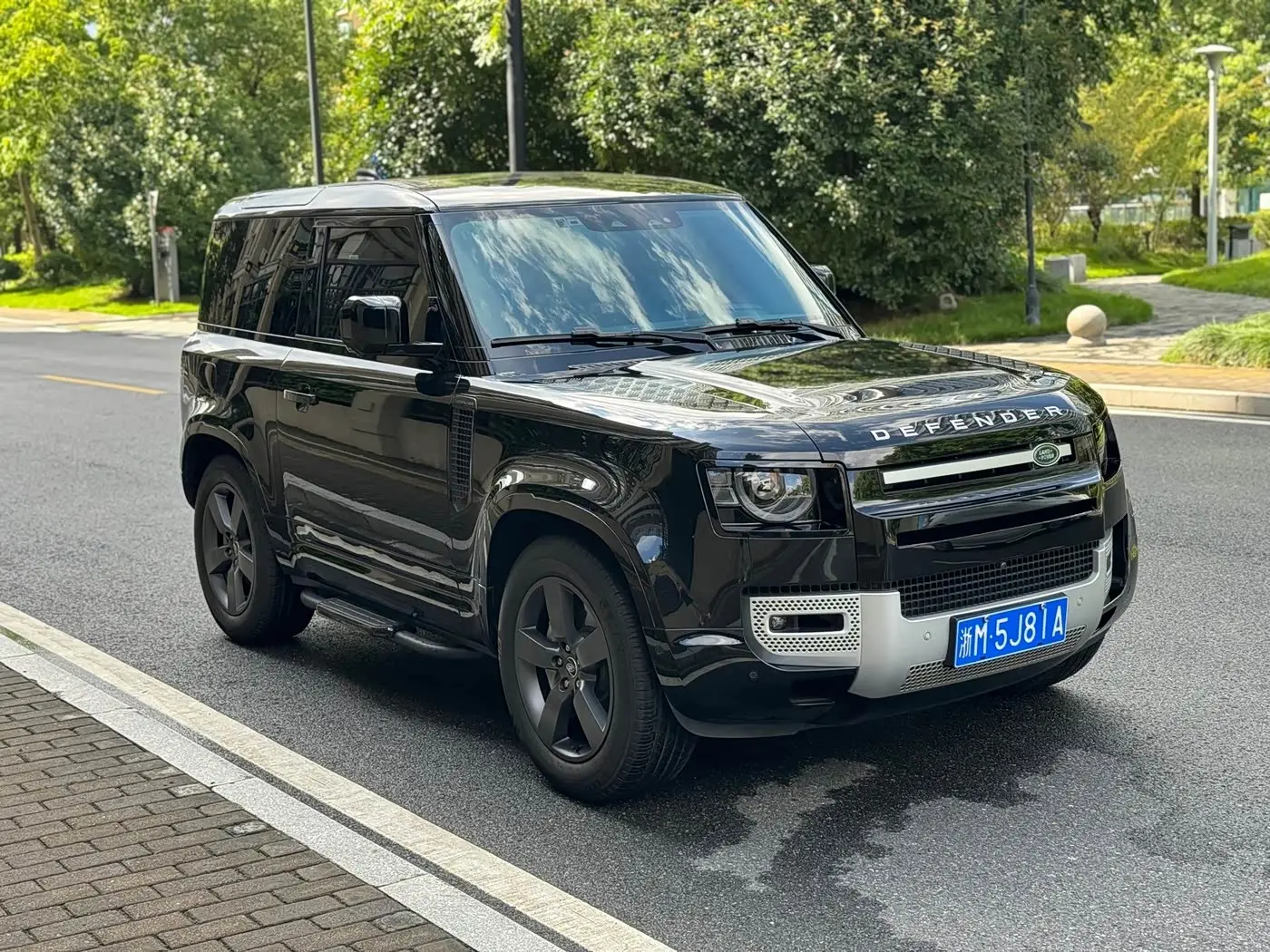 Land Rover Defender 2023 — Photo 2/13