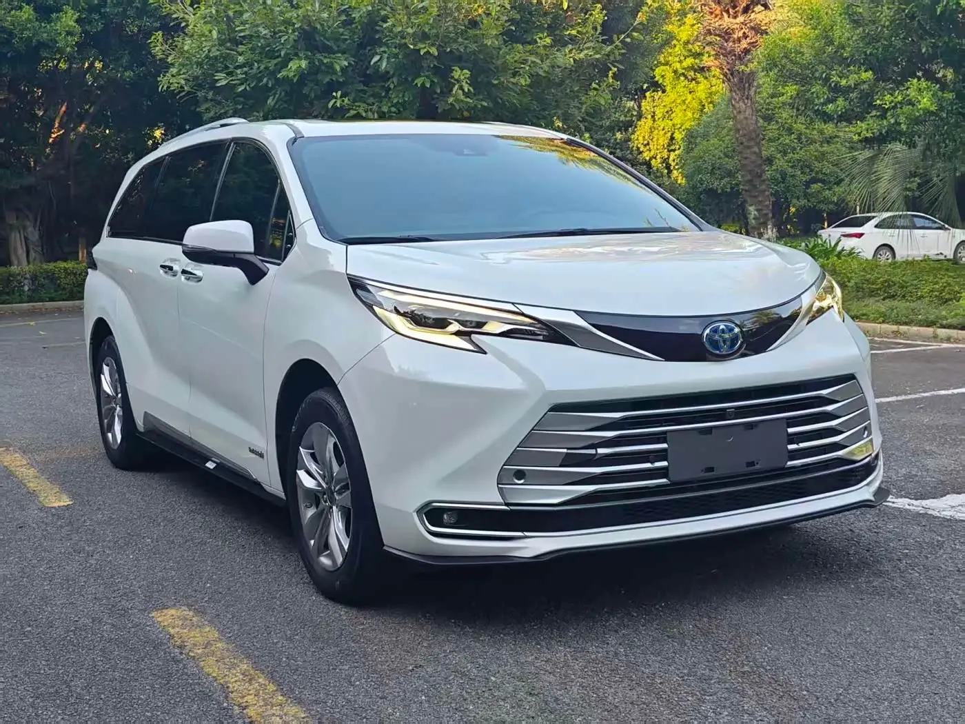 Toyota Sienna 2022 — Фото 1/16
