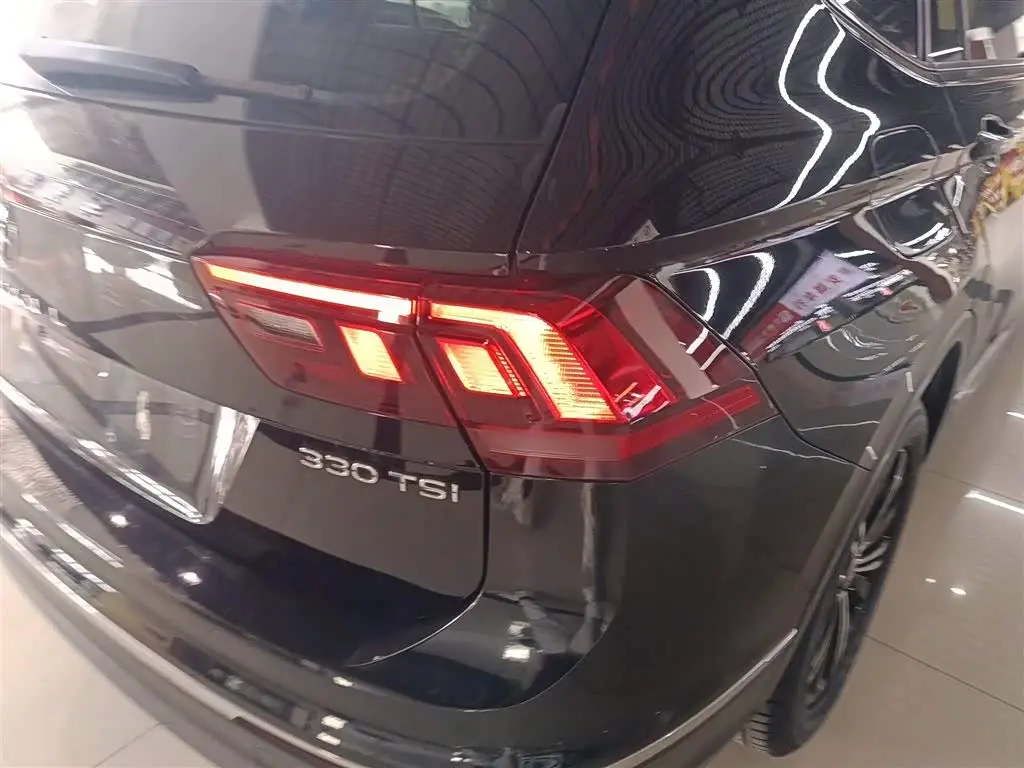 Volkswagen Tiguan L 2021 — Photo 8/20