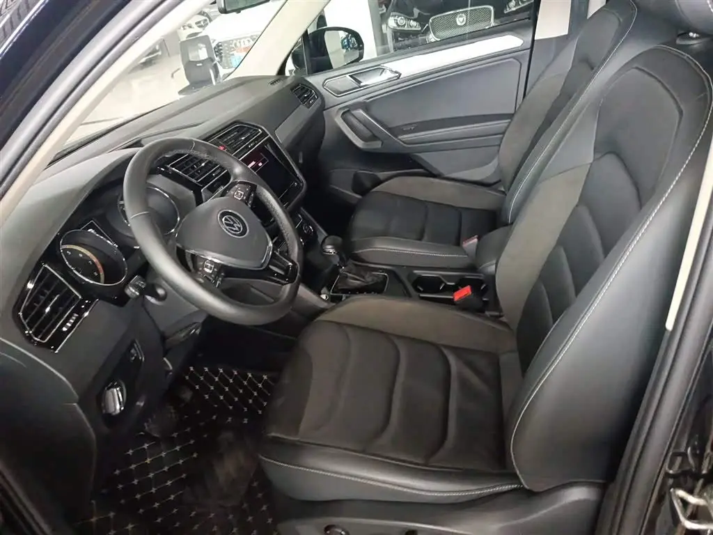 Volkswagen Tiguan L 2021 — Photo 15/20