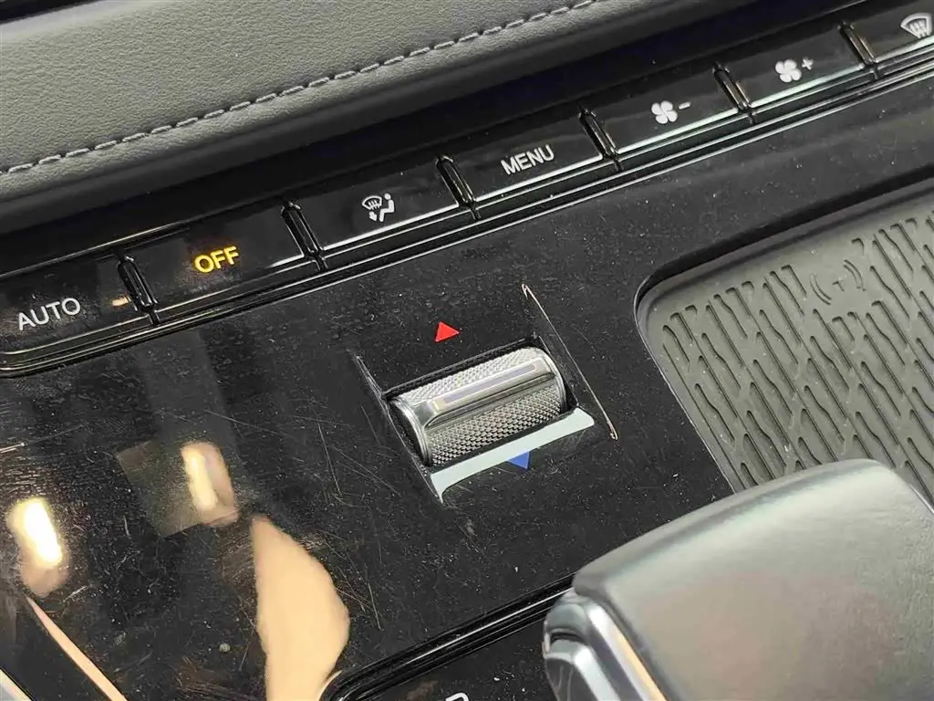 Hongqi HQ9 PHEV 2024 — Photo 15/18