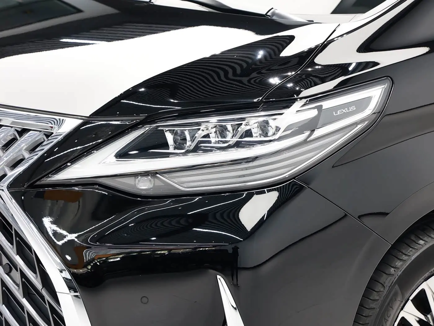 Lexus LM 2022 — Photo 4/20