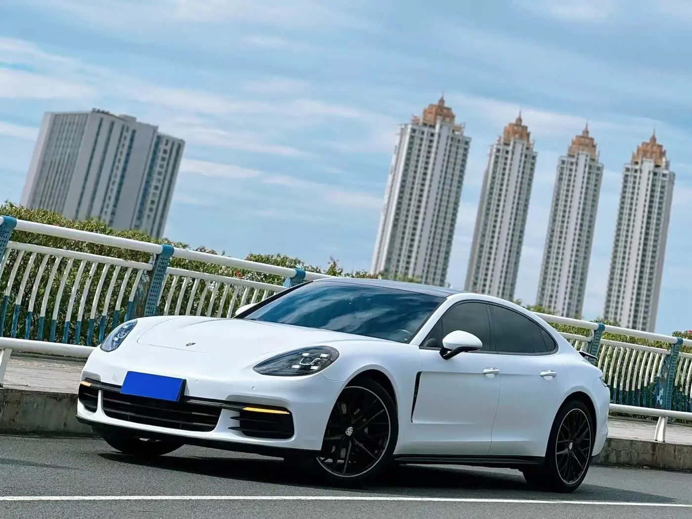 Porsche Panamera 2018 — Фото 1/16