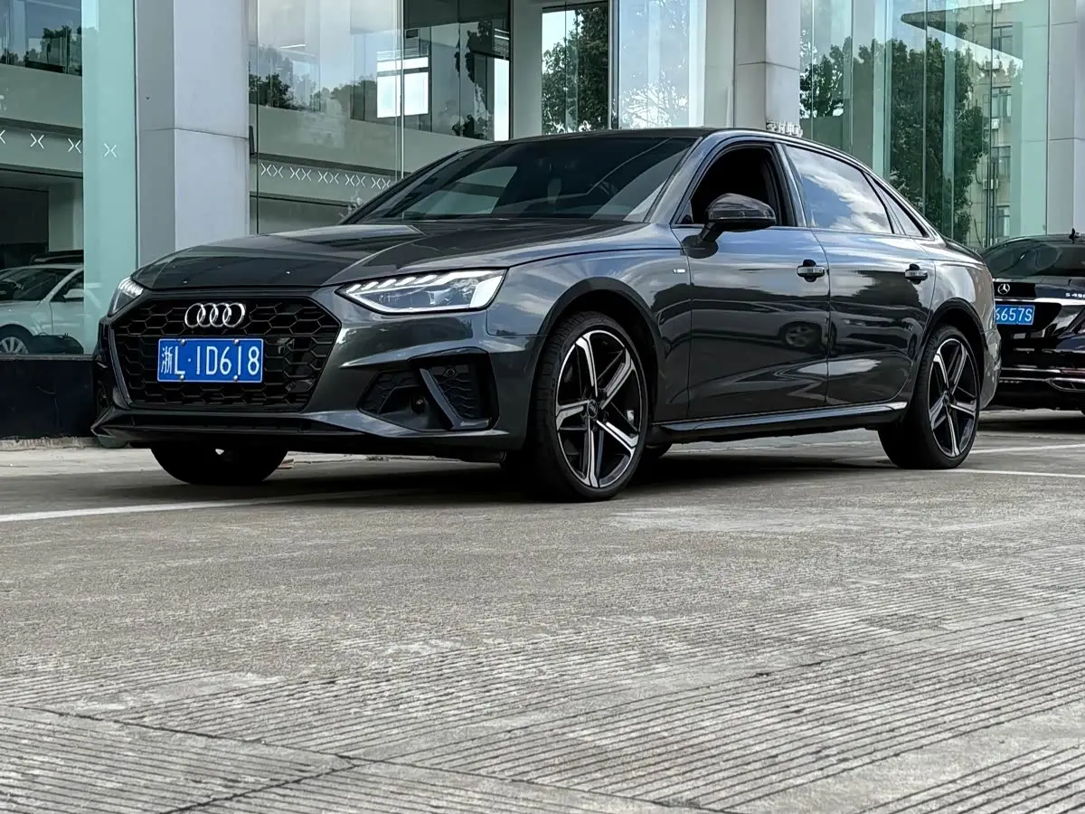 Audi A4L 2025 — Фото 1/13