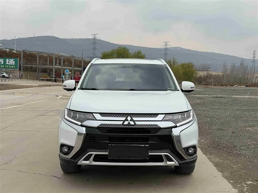 Mitsubishi Outlander 2021 — ფოტო 2/17