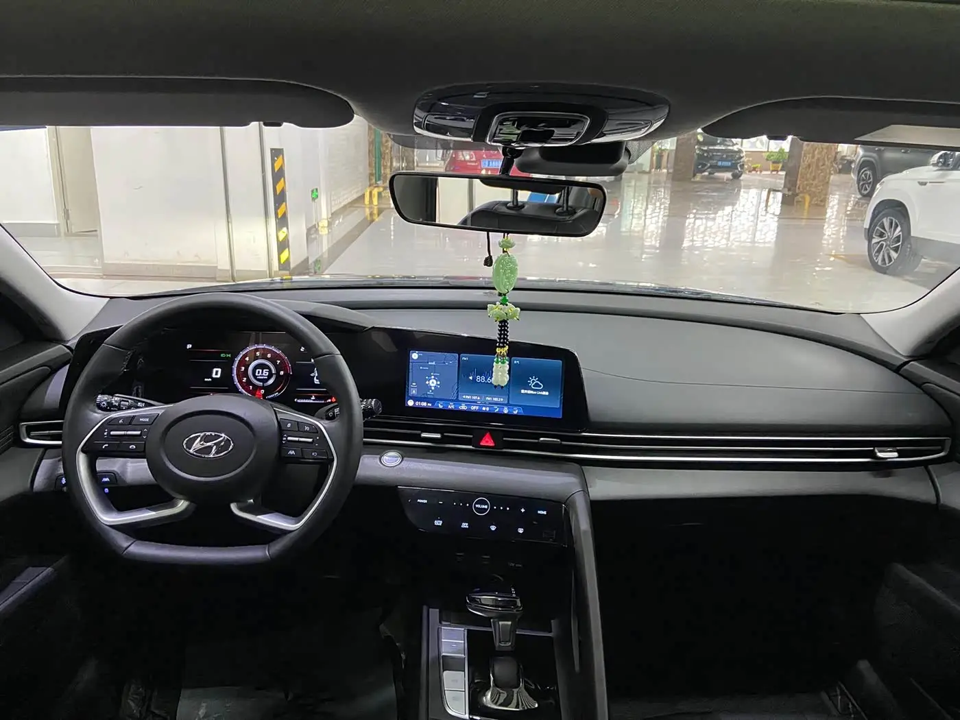 Hyundai Elantra 2023 — Photo 9/20
