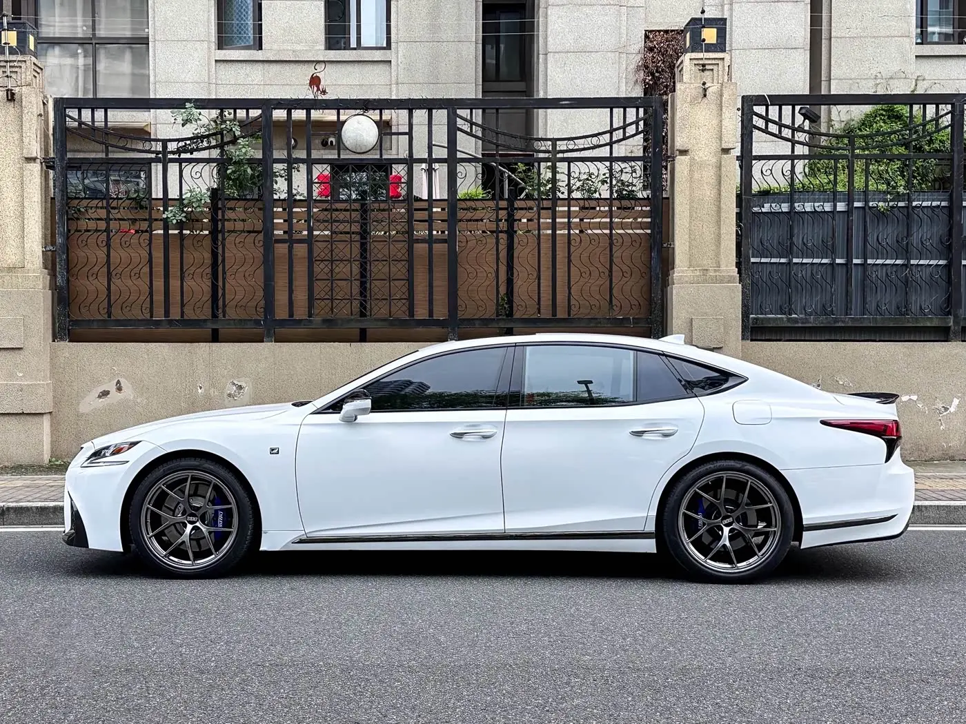 Lexus LS 2020 — Photo 3/19