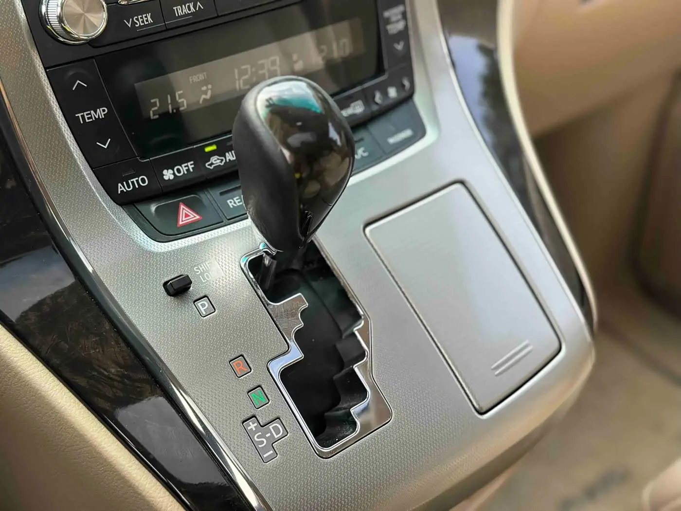Toyota Alphard 2014 — Photo 8/15