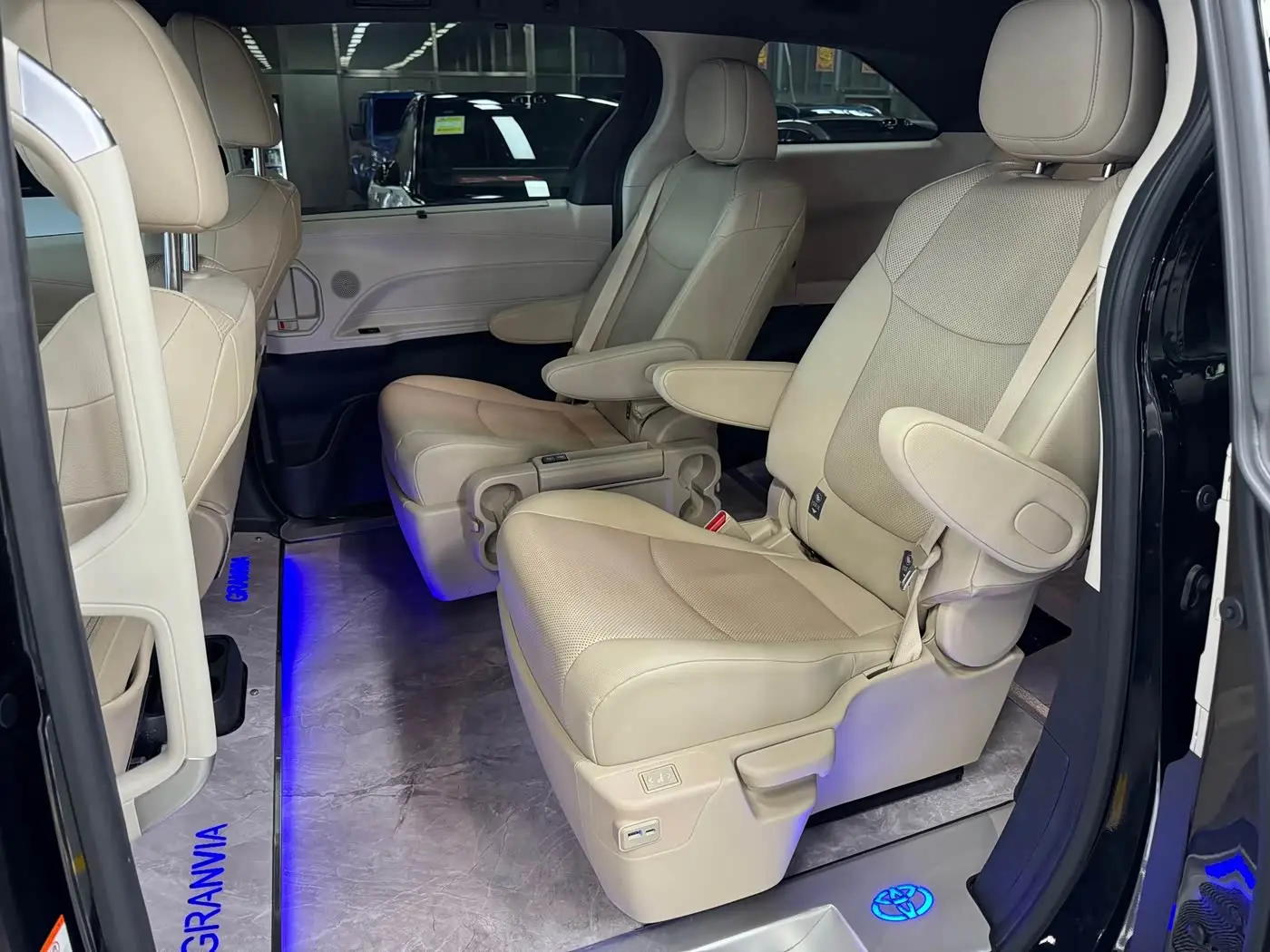 Toyota Granvia 2023 — Photo 5/15