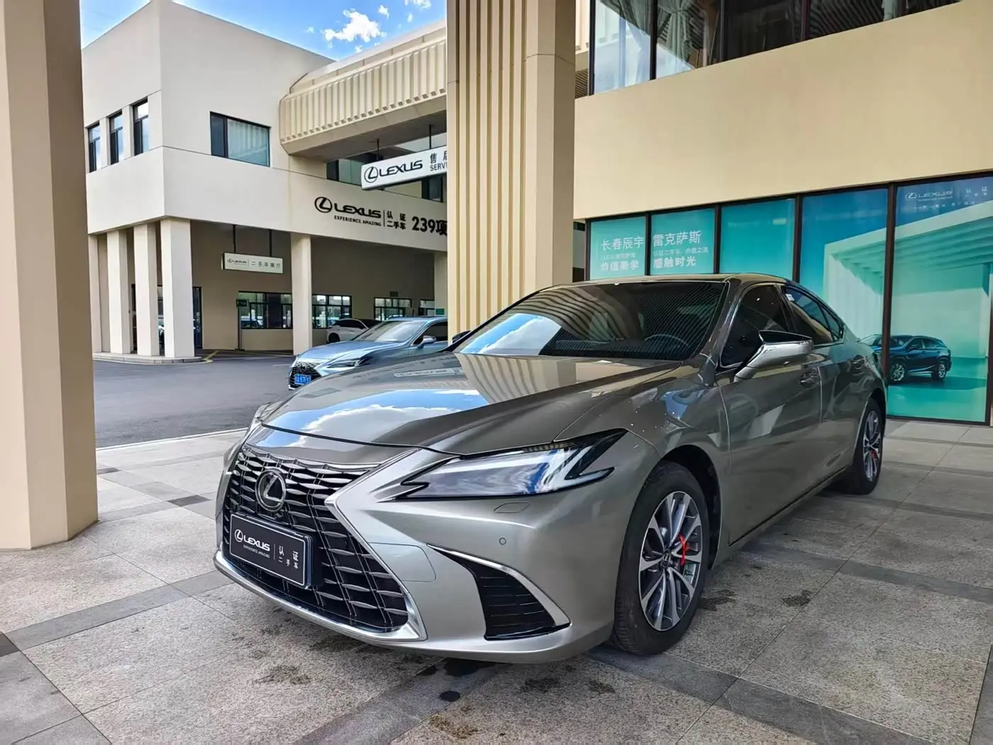 Lexus ES 2025 — Photo 1/10