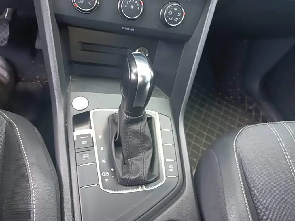 Volkswagen Tiguan L 2022 — Photo 14/20