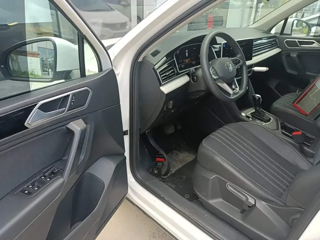 Volkswagen Tiguan L 2022 — Photo 16/20