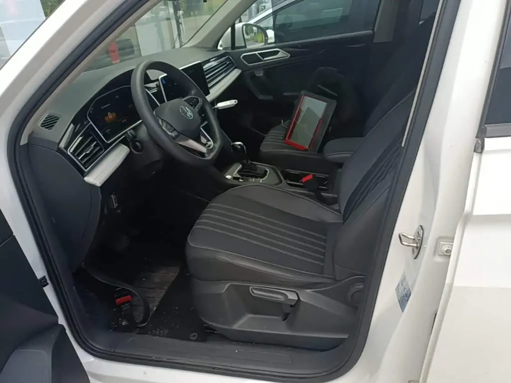 Volkswagen Tiguan L 2022 — Photo 15/20