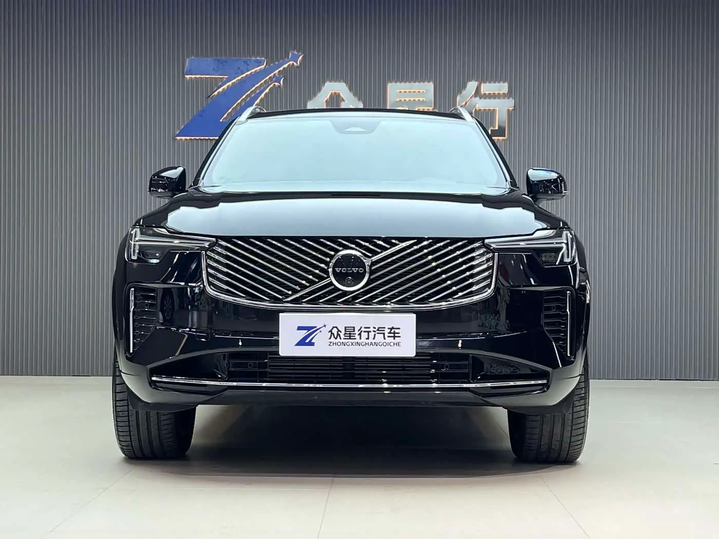 Volvo XC90 Plug-in Hybrid 2025 — Photo 2/20