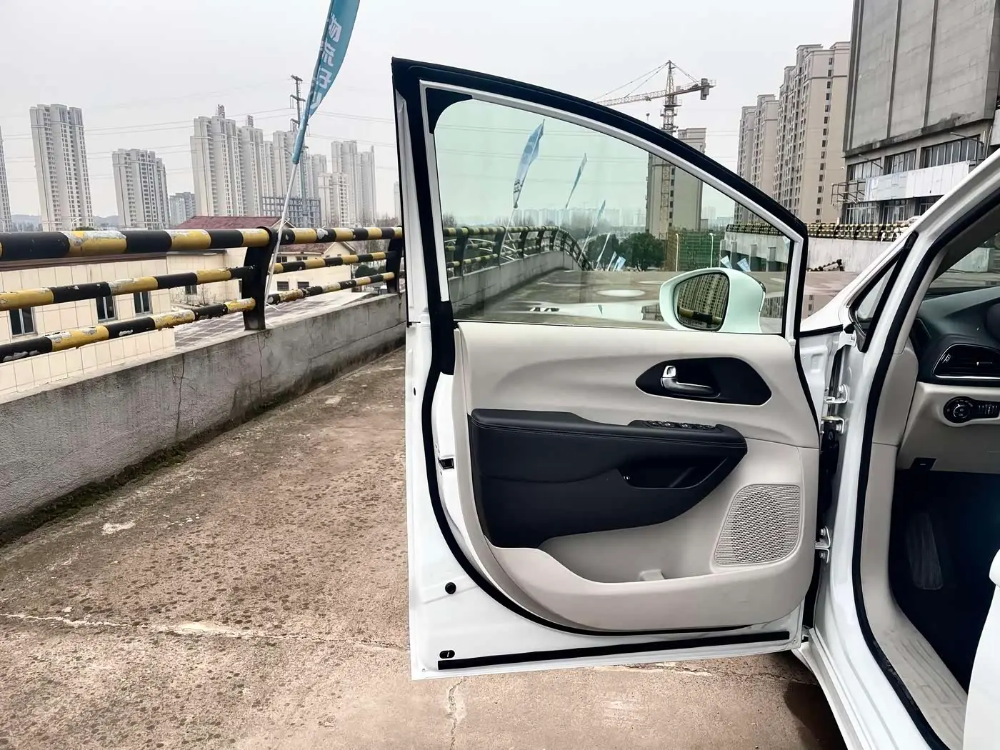 Chrysler Grand Caravan PHEV 2025 — Photo 8/17