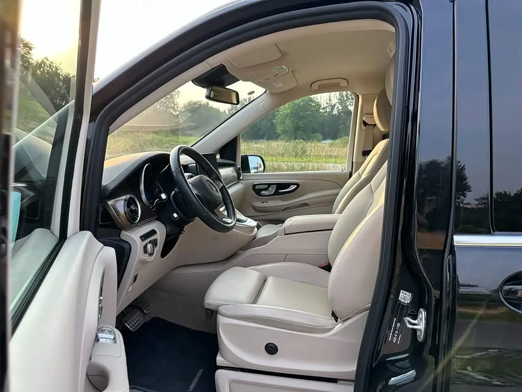Mercedes-Benz V-Class 2023 — Photo 9/20