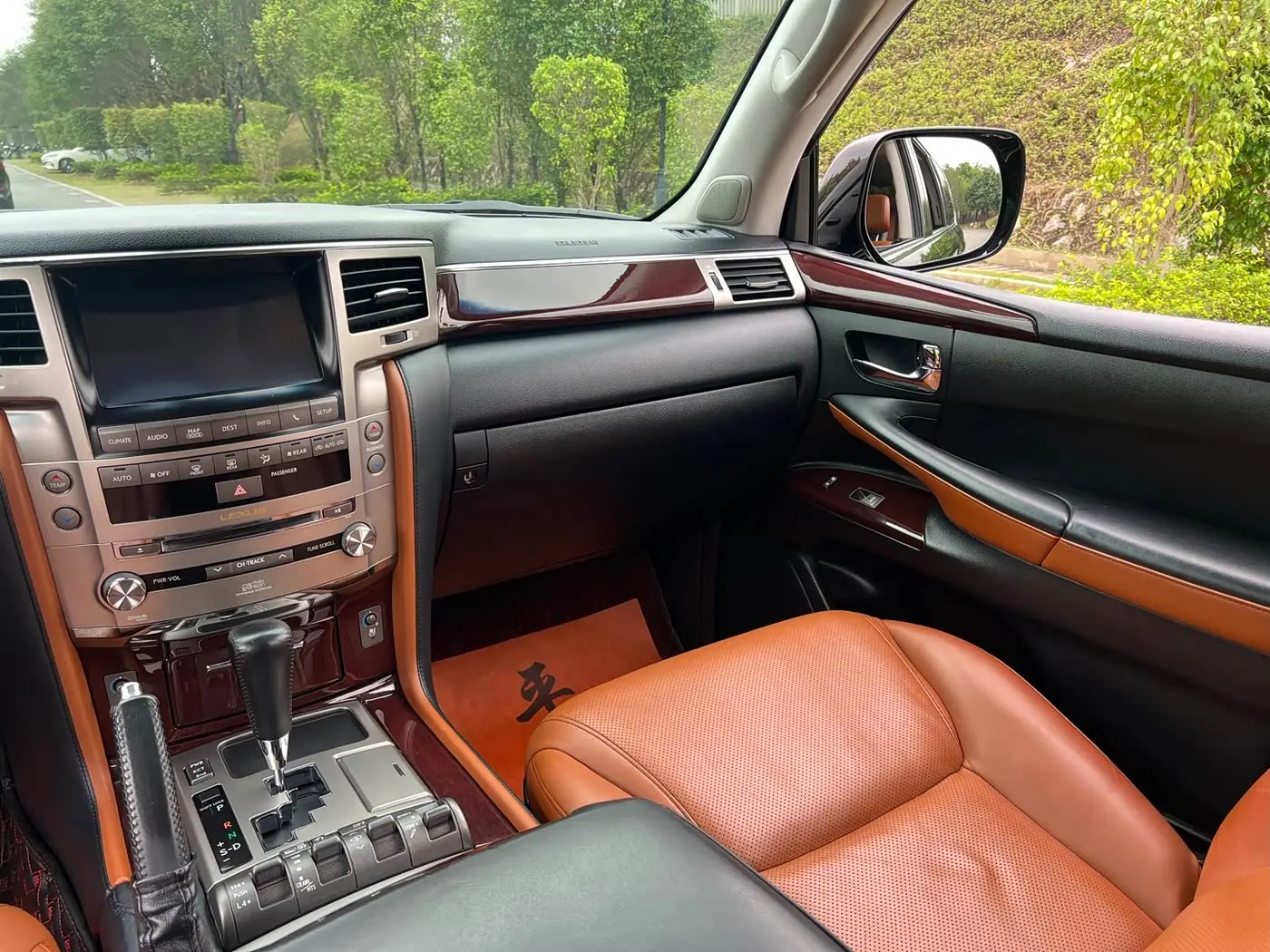 Lexus LX 2013 — Photo 18/20
