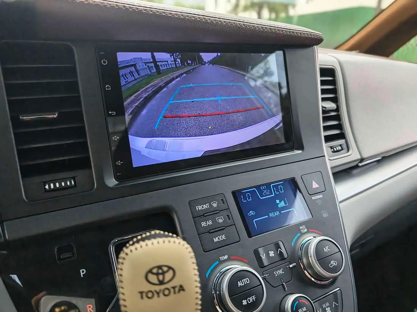 Toyota Sienna 2018 — Фото 15/20