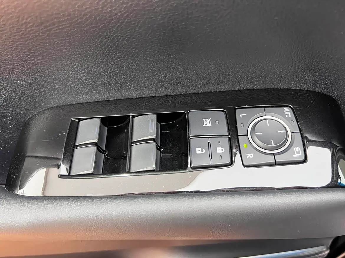 Lexus LM 2023 — Photo 20/20
