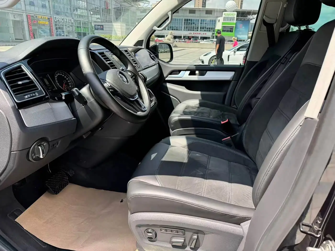 Volkswagen Multivan 2018 — Фото 13/16