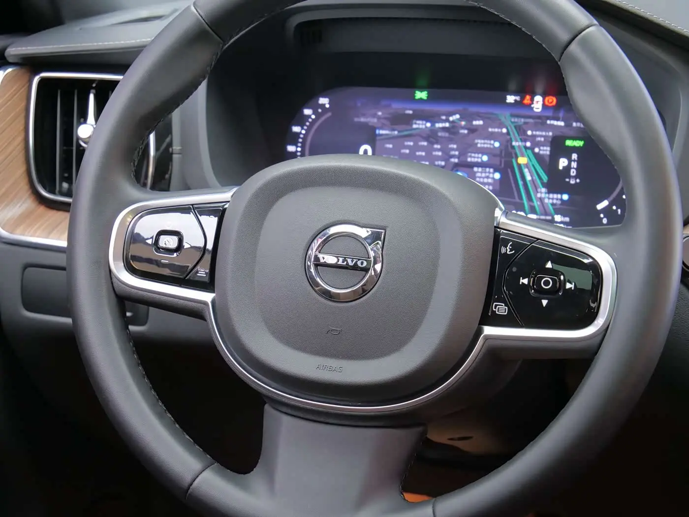 Volvo XC60 Plug-in Hybrid 2024 — Фото 11/20