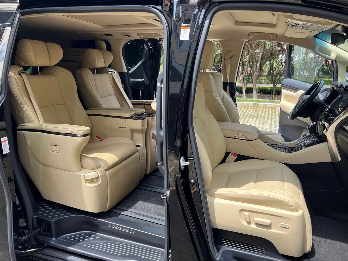 Toyota Alphard 2021 — Photo 8/12