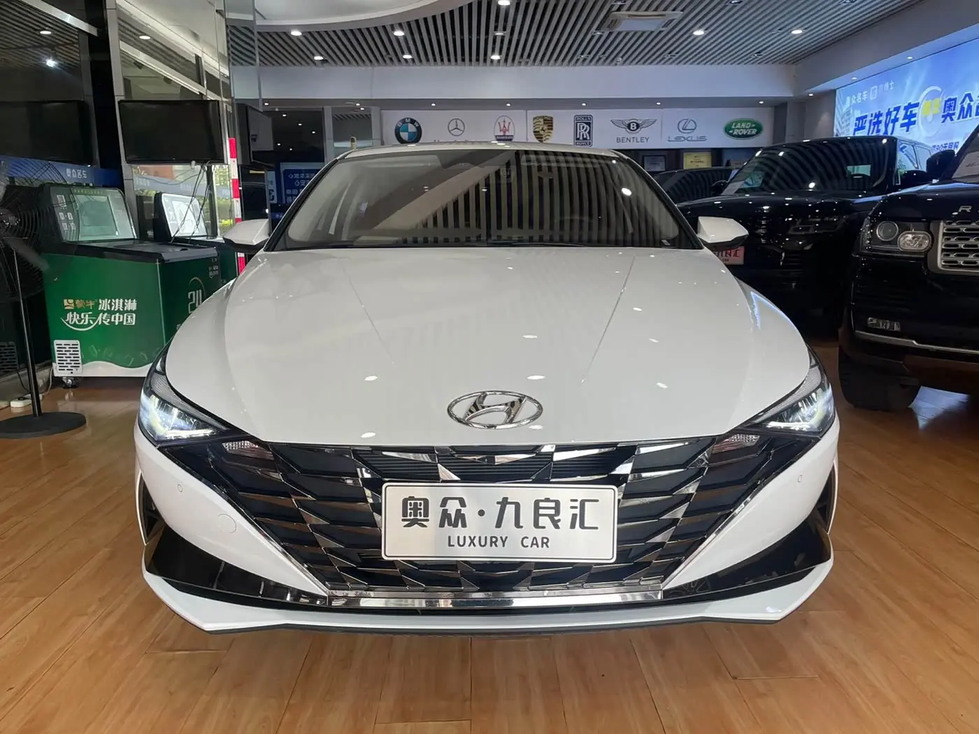 Hyundai Elantra 2023 — Photo 2/13
