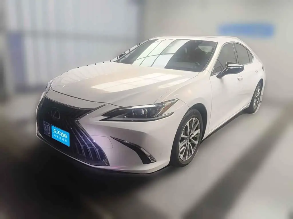 Lexus ES 2022 — Photo 1/13