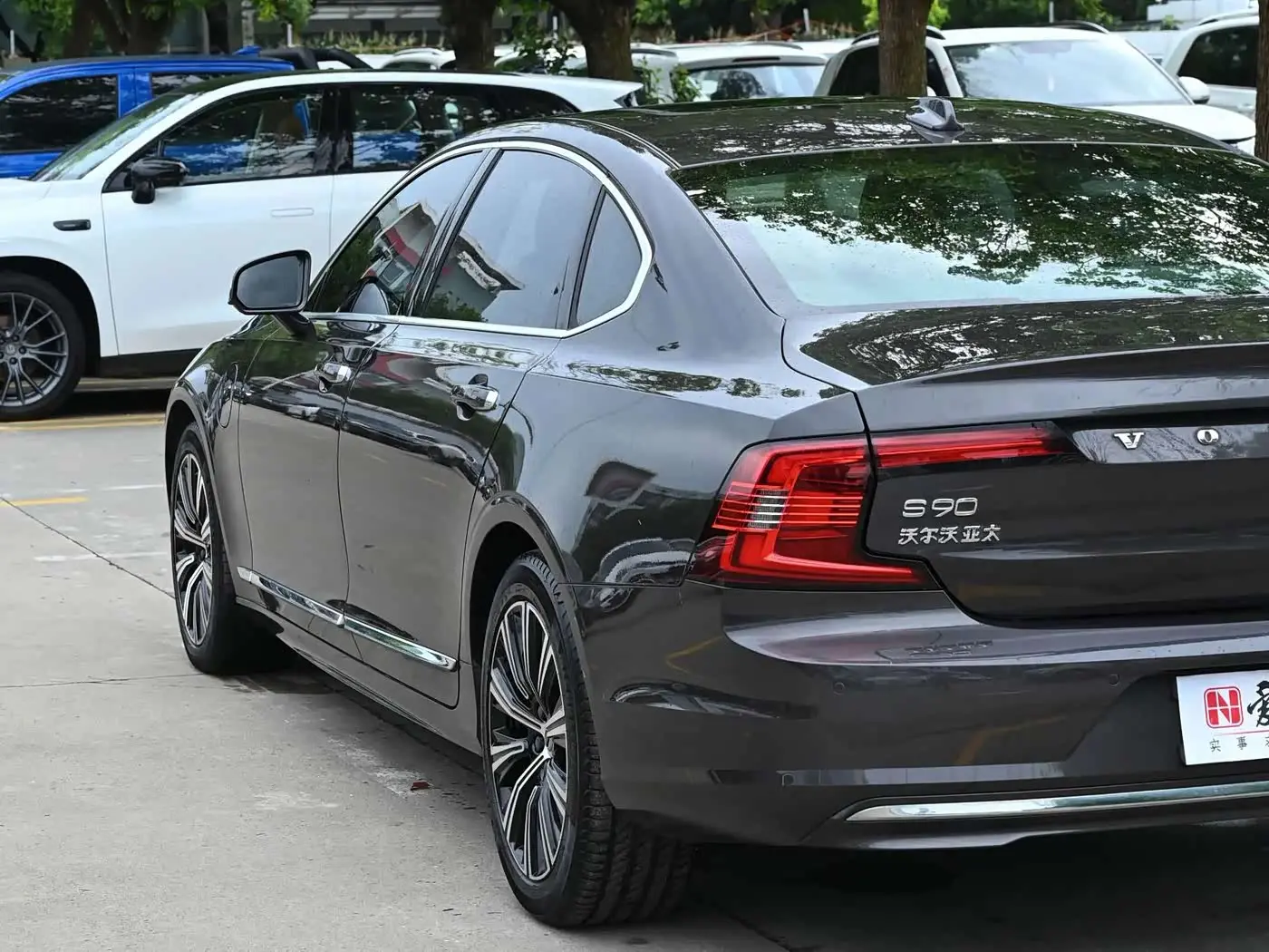 Volvo S90 Plug-in Hybrid 2021 — Photo 9/18