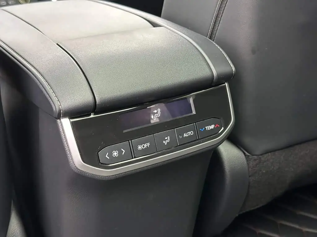 Toyota Crown Kluger 2024 — ფოტო 15/20