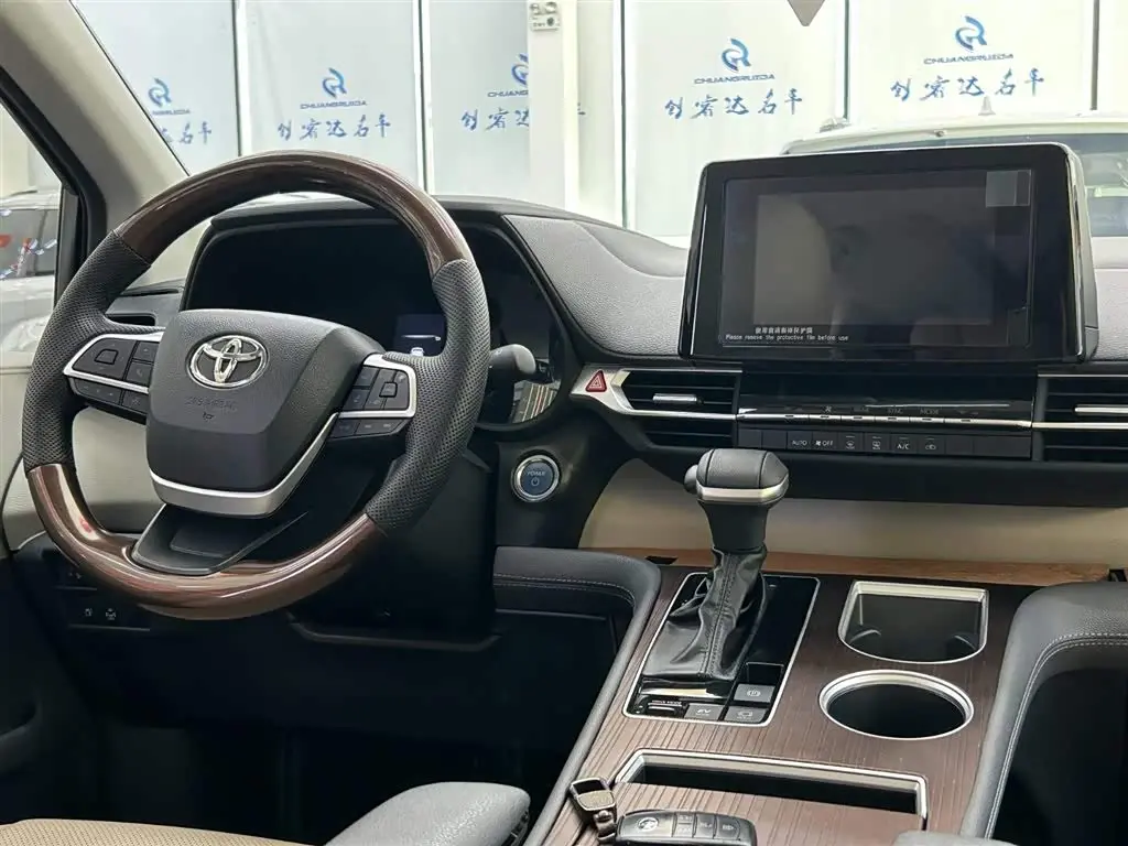 Toyota Sienna 2024 — Photo 9/14
